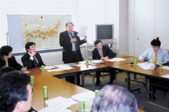 독도 영유권 갈등이 불거진 2005년 4월 최서면 국제한국연구원장이 일본 국회의원들의 요청으로 자신의 연구 성과를 설명하면서 ‘독도는 일본 땅’ 주장의 문제점들을 지적하고 있다.