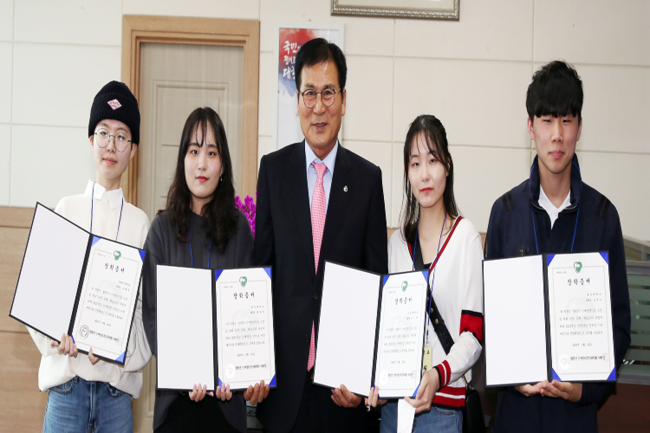 함평군 대학교 장학생 29명 선발…장학금 4800만원 전달2