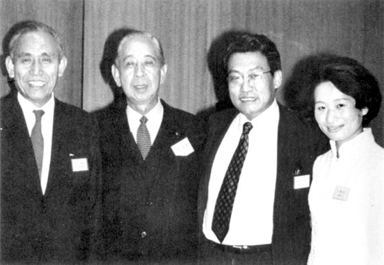 아베 총리의 외조부인 기시 노부스케 전 총리(가운데)와 함께 한 최서면. [중앙포토]