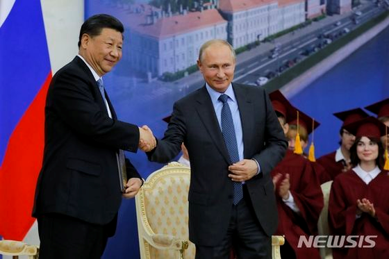 시진핑 중국 국가주석이 외교에서 가장 공을 들이는 상대는 러시아다. 푸틴 대통령을 자주 찾아 결속을 다짐하며 미국을 견제하는 외교를 펼치고 있다. [뉴시스]